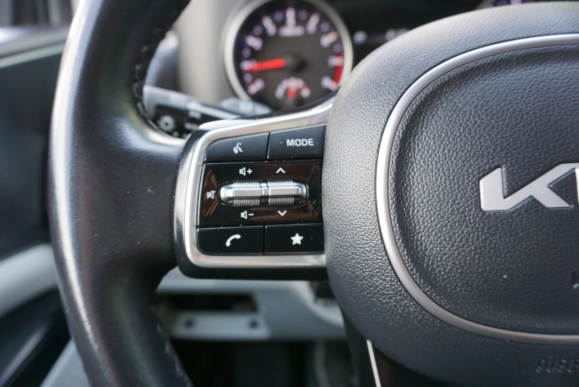 Used 2022 Kia Carnival LX FWD image 35
