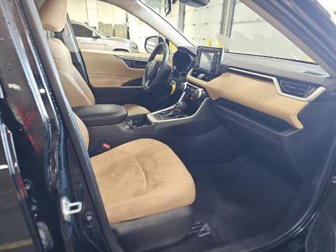 Used 2021 Toyota RAV4 LE AWD/4WD image 19