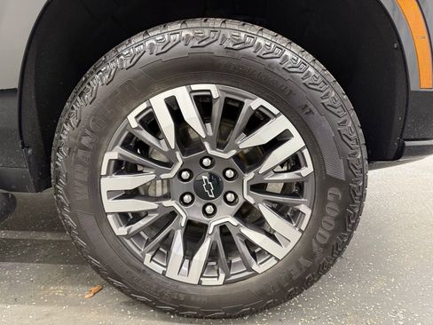 Used 2025 Chevrolet Suburban Z71 image 21