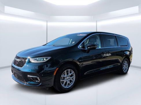 Used 2023 Chrysler Pacifica Touring-L FWD image 7