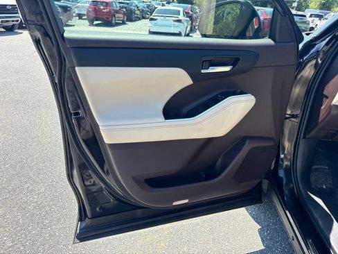 Used 2021 Toyota Highlander XLE FWD image 15