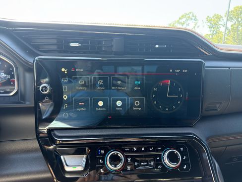 Used 2024 GMC Sierra 1500 AT4 w/ Technology Package AWD/4WD image 8