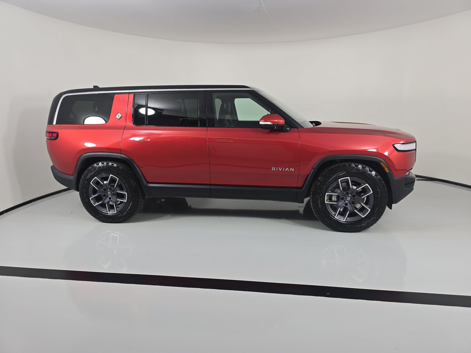 Used 2024 Rivian R1S Adventure Dual AWD/4WD image 6