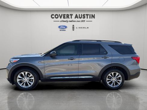 Used 2023 Ford Explorer XLT w/ Equipment Group 202A RWD image 2