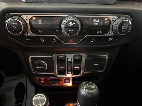 Used 2018 Jeep Wrangler Unlimited Rubicon AWD/4WD image 17