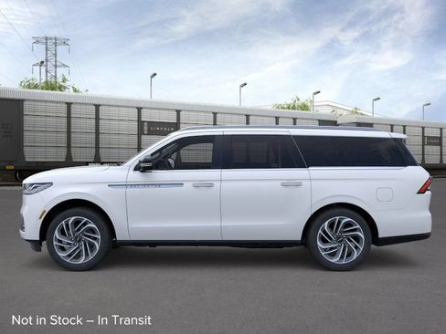 New 2026 Lincoln Navigator L Reserve AWD/4WD image 3