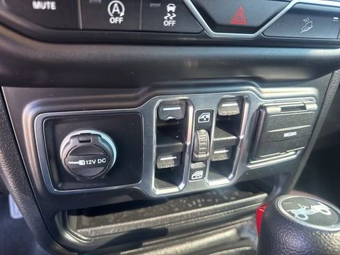 Used 2020 Jeep Wrangler Unlimited Sahara image 17