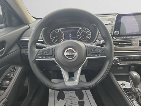 Used 2025 Nissan Altima 2.5 SV FWD image 12