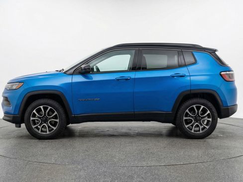Used 2025 Jeep Compass Trailhawk image 5