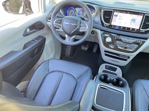 Used 2024 Chrysler Pacifica Touring-L image 26