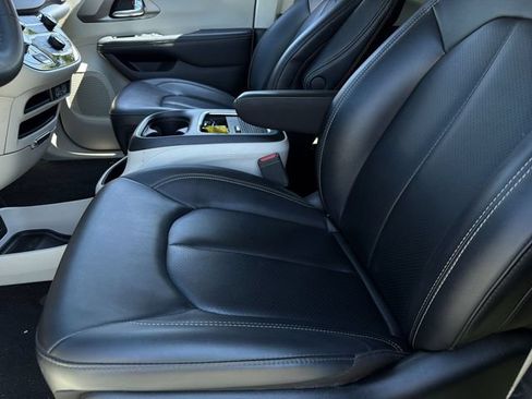 Used 2024 Chrysler Pacifica Touring-L FWD image 21