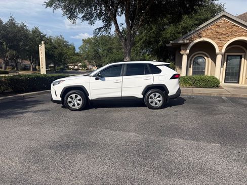 Used 2021 Toyota RAV4 LE FWD image 11