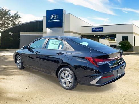 New 2026 Hyundai Elantra SE image 3