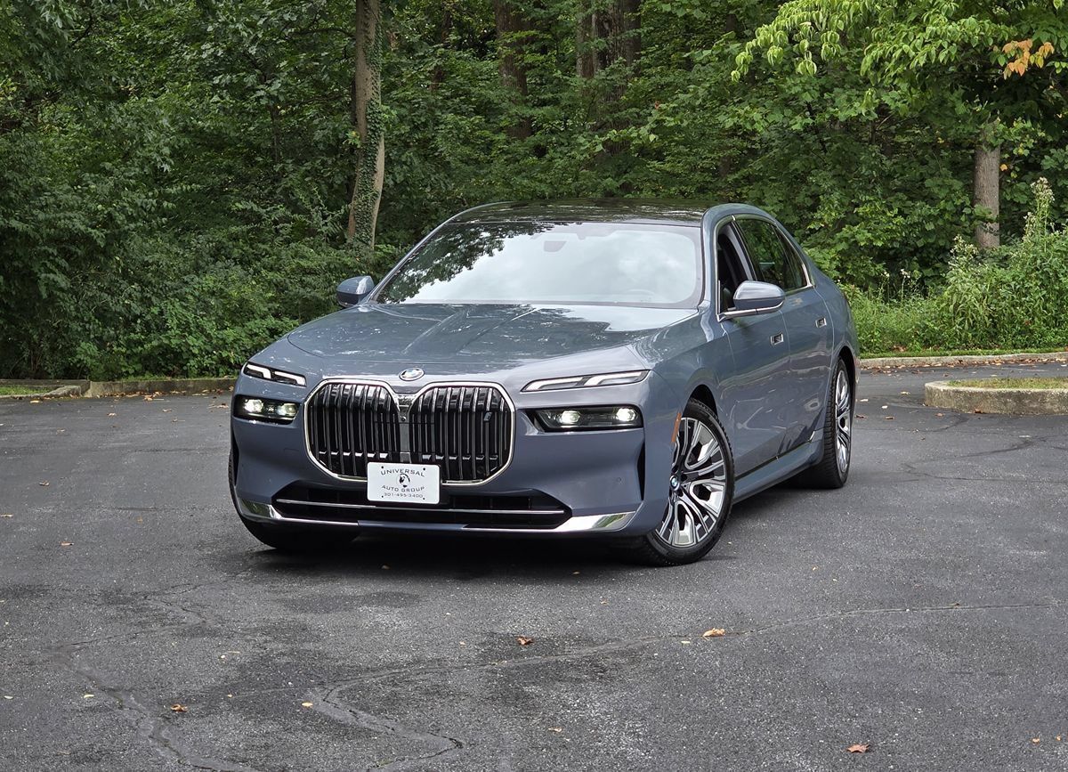 Used 2024 BMW i7 xDrive60 AWD/4WD image 1