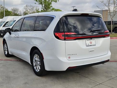 New 2026 Chrysler Pacifica Select image 3