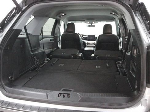 Used 2022 Ford Explorer XLT w/ Equipment Group 202A image 7