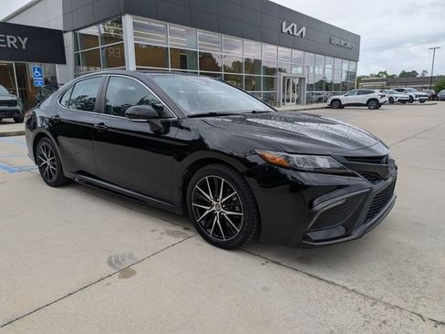 Used 2022 Toyota Camry SE FWD image 1