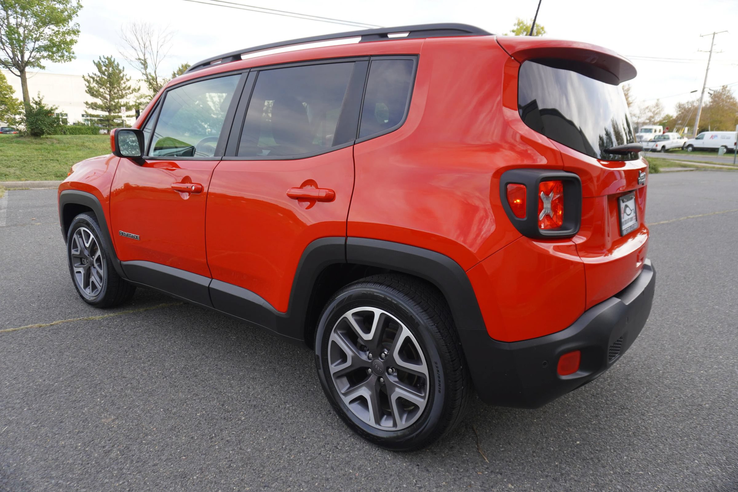 Used 2018 Jeep Renegade Latitude w/ Advanced Technology Group FWD image 5