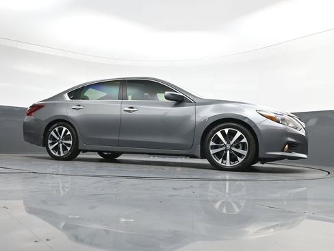 Used 2017 Nissan Altima 2.5 SR FWD image 36