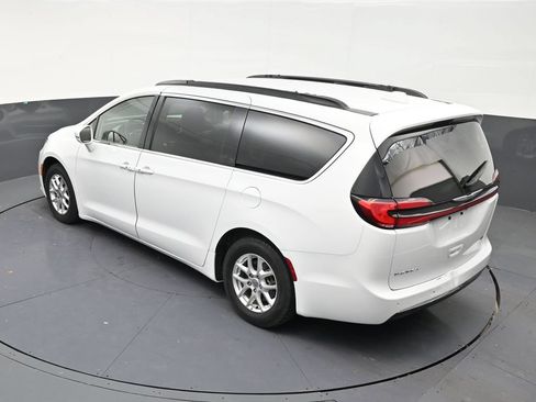 Used 2022 Chrysler Pacifica Touring-L FWD image 14