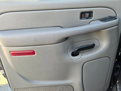 Used 2005 Chevrolet Avalanche LT w/ Preferred Equipment Group image 12