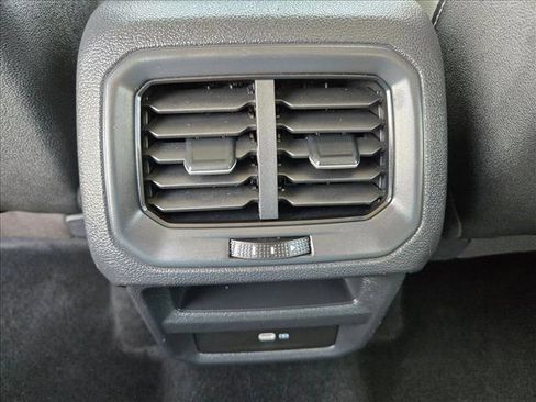 Used 2025 Volkswagen Taos SE FWD image 17