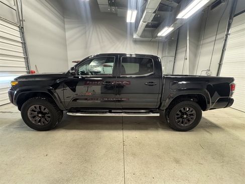 Used 2021 Toyota Tacoma Limited image 4