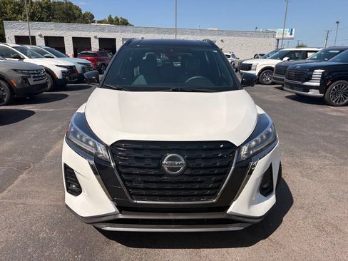 Used 2025 Nissan Kicks SV FWD image 2