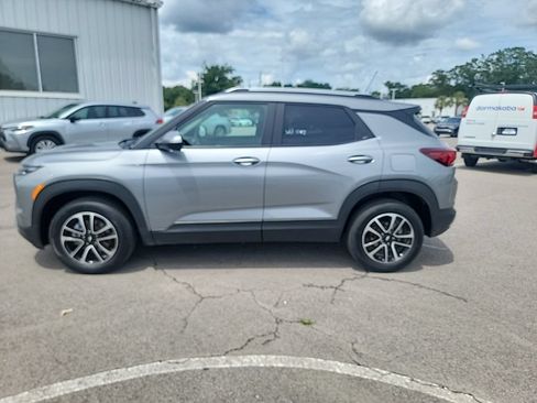 Used 2025 Chevrolet TrailBlazer LT AWD/4WD image 2