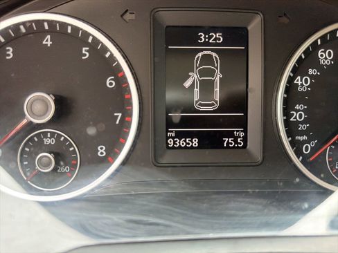 Used 2017 Volkswagen Tiguan S image 9