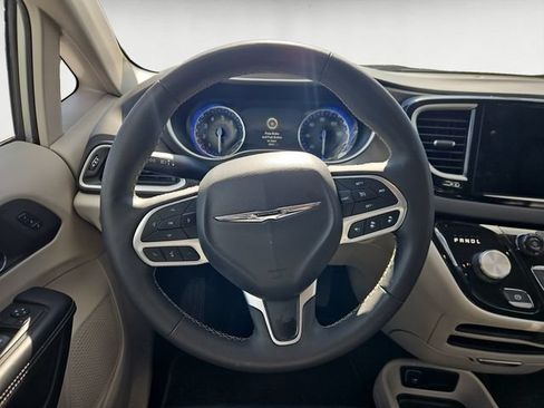 Used 2024 Chrysler Pacifica Touring-L FWD image 12