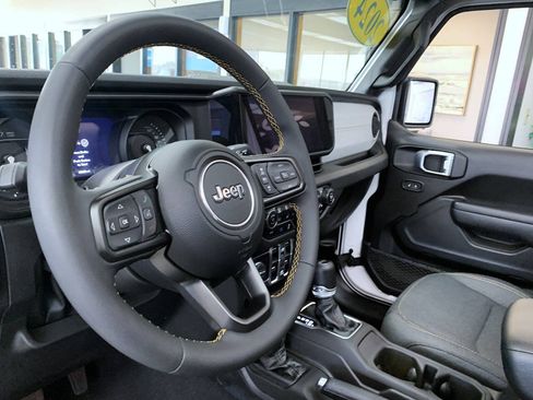 Used 2024 Jeep Wrangler Unlimited w/ Convenience Group AWD/4WD image 10
