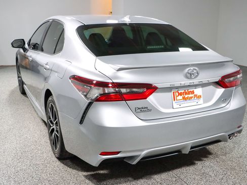 Used 2022 Toyota Camry SE FWD image 9