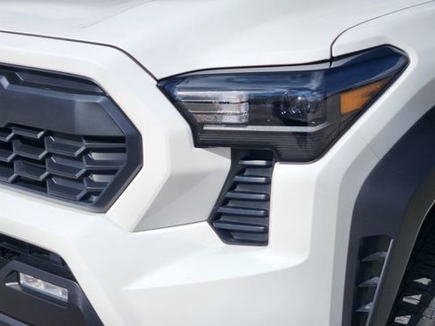 Certified 2025 Toyota Tacoma TRD Off-Road AWD/4WD image 9