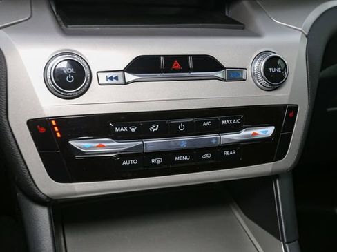 Used 2024 Ford Explorer XLT w/ Class IV Trailer Tow Package AWD/4WD image 26