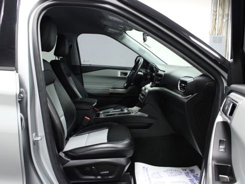 Used 2022 Ford Explorer XLT w/ Equipment Group 202A image 17