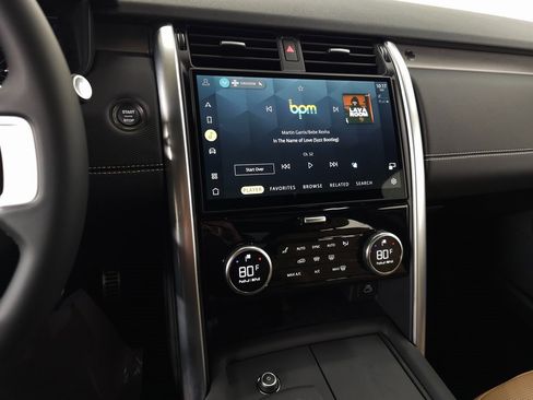 Used 2025 Land Rover Discovery Dynamic SE image 25