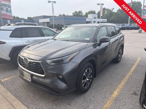 Used 2022 Toyota Highlander XLE AWD/4WD image 1