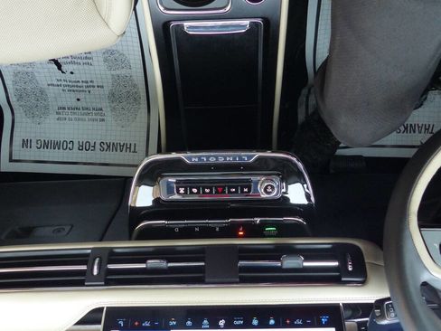 Used 2025 Lincoln Corsair Reserve w/ Equipment Group 202A image 31