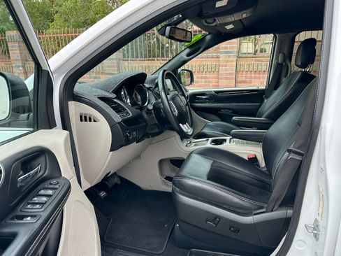 Used 2018 Dodge Grand Caravan SXT image 6