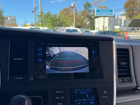 Used 2016 Toyota Sienna LE image 21