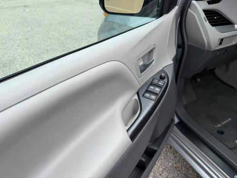 Used 2017 Toyota Sienna LE FWD image 20