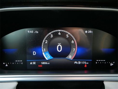 Certified 2025 Volkswagen Taos SE image 33