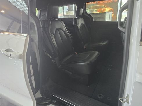 Used 2025 Chrysler Pacifica Select FWD image 16