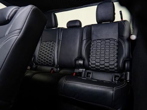 Used 2025 Jeep Gladiator Sport image 3