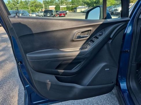 Used 2020 Chevrolet Trax LT w/ Sun & Sound Package AWD/4WD image 11