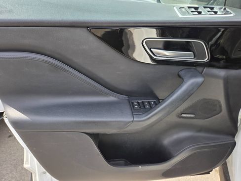 Used 2019 Jaguar F-PACE Premium image 8