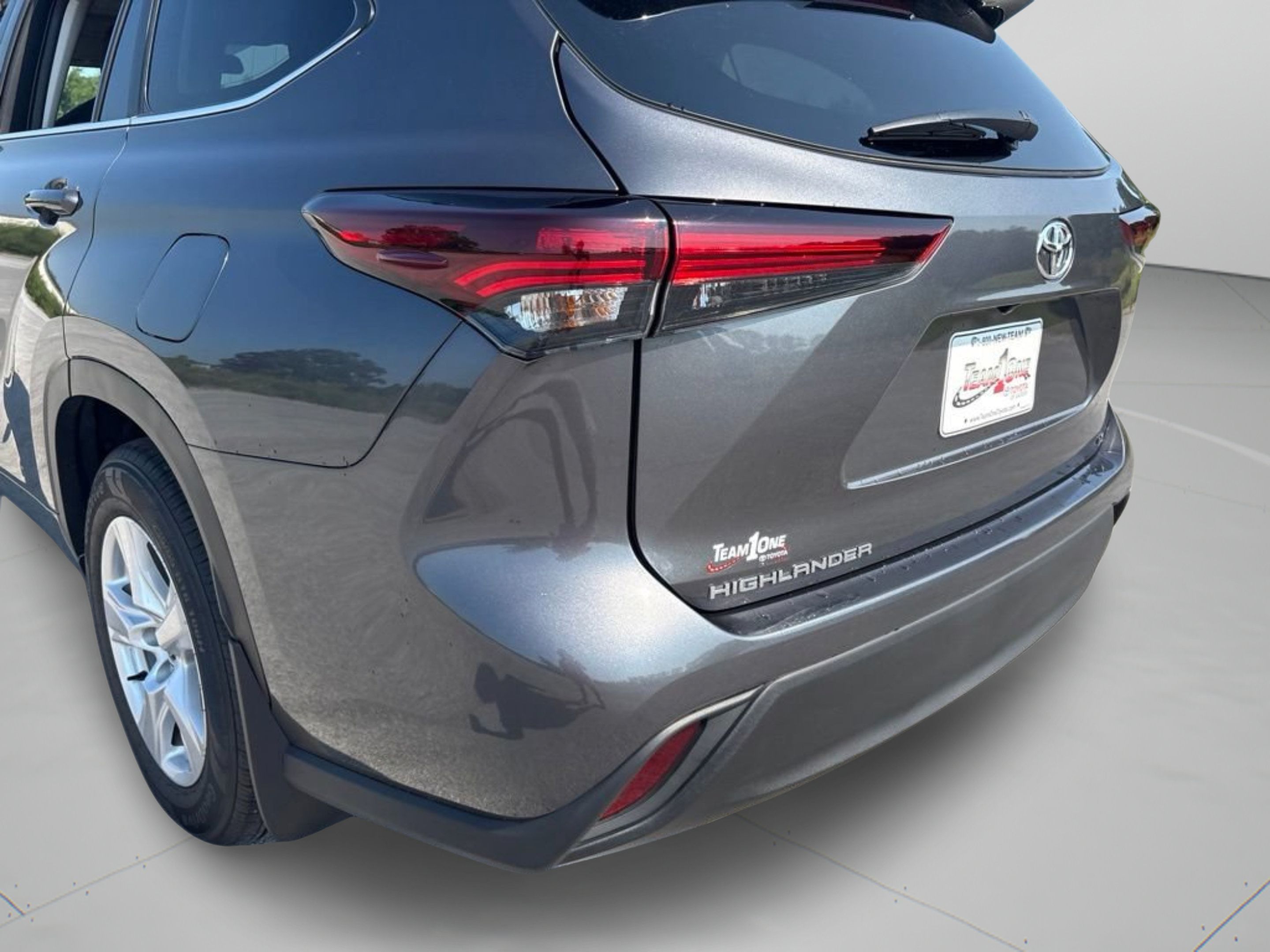 Used 2025 Toyota Highlander LE FWD image 24