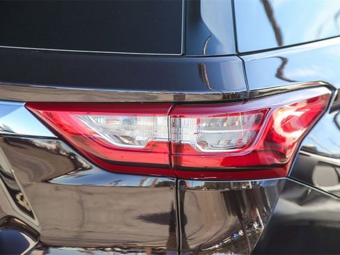 Used 2020 Chevrolet Traverse LT image 7