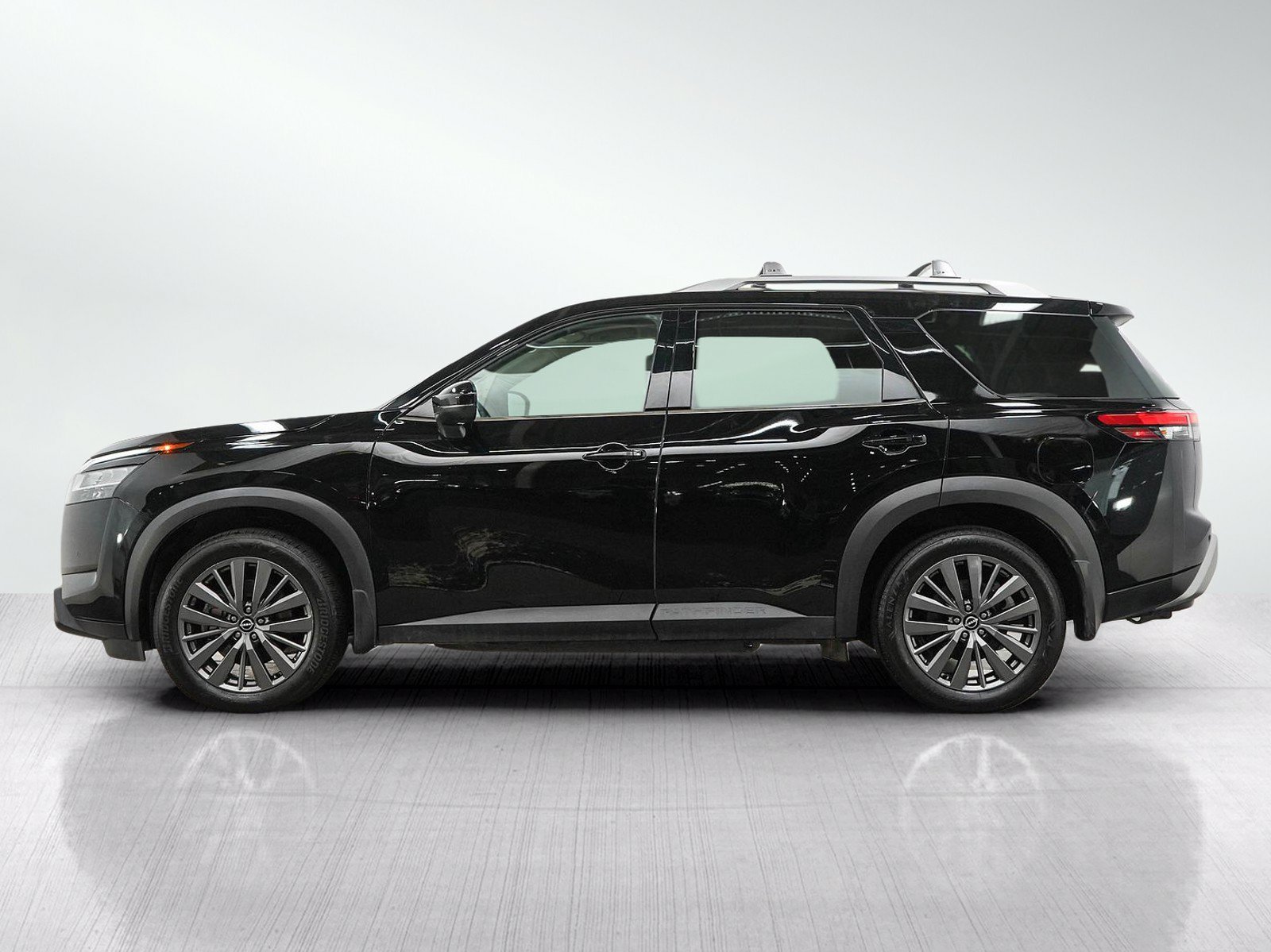 Used 2024 Nissan Pathfinder SL w/ SL Premium Package AWD/4WD image 2